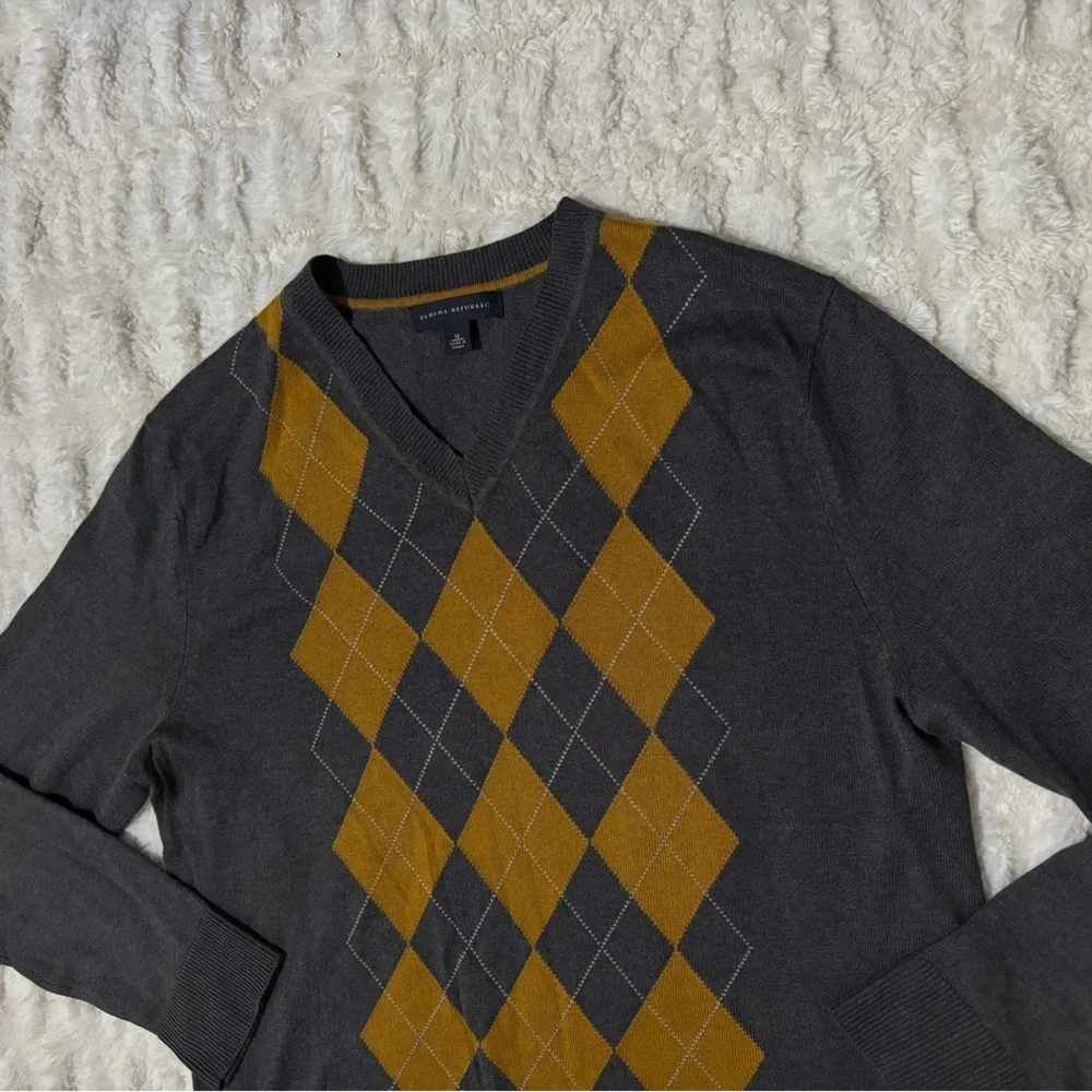 BANANA REPUBLIC Men's Gray and Gold Argyle V-Neck Sweater